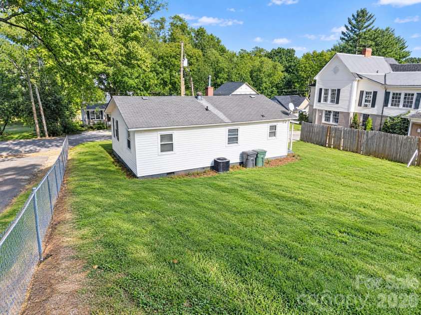 301 Houston Street, Concord, NC 28025.  MLS# CAR4432334, YatesRealty ID 55854. 