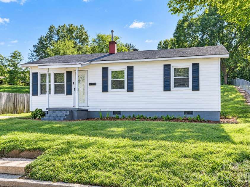 301 Houston Street, Concord, NC 28025.  MLS# CAR4432334, YatesRealty ID 55854. 