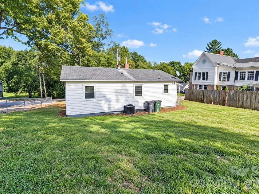 301 Houston Street, Concord, NC 28025.  MLS# CAR4432334, YatesRealty ID 55854. 