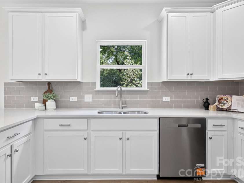 839 Druid Circle, Charlotte, NC 28206.  MLS# CAR4407128, YatesRealty ID 55856. 