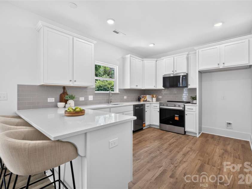 839 Druid Circle, Charlotte, NC 28206.  MLS# CAR4407128, YatesRealty ID 55856. 