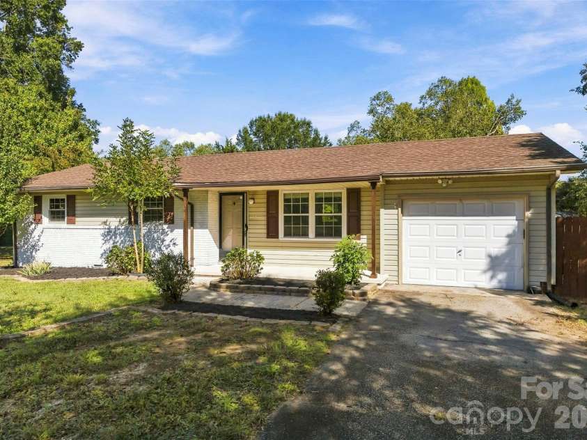 125 Longfield Drive, Mooresville, NC 28115.  MLS# CAR4432575, YatesRealty ID 55859. 