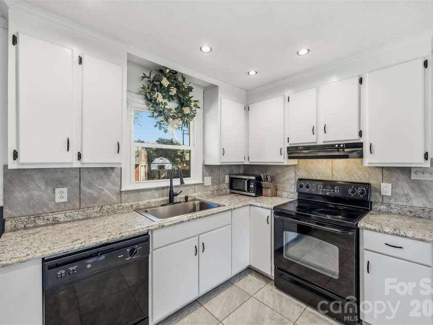 125 Longfield Drive, Mooresville, NC 28115.  MLS# CAR4432575, YatesRealty ID 55859. 