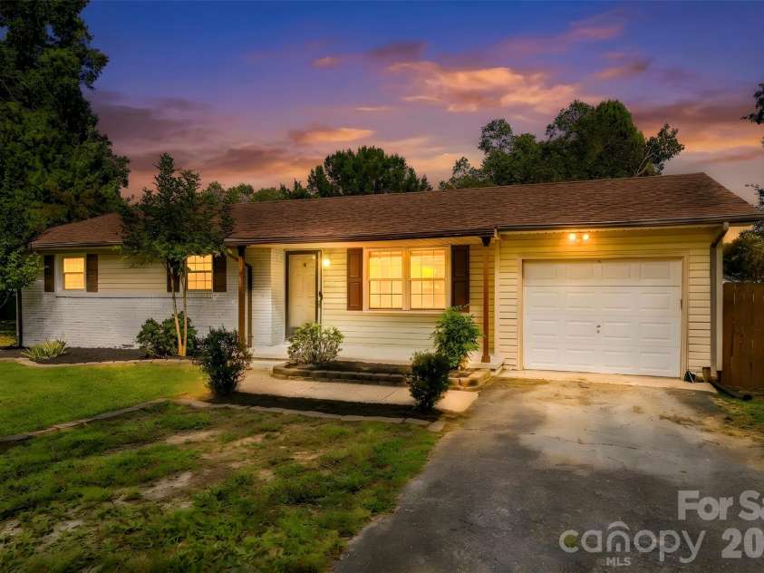 125 Longfield Drive, Mooresville, NC 28115.  MLS# CAR4432575, YatesRealty ID 55859. 