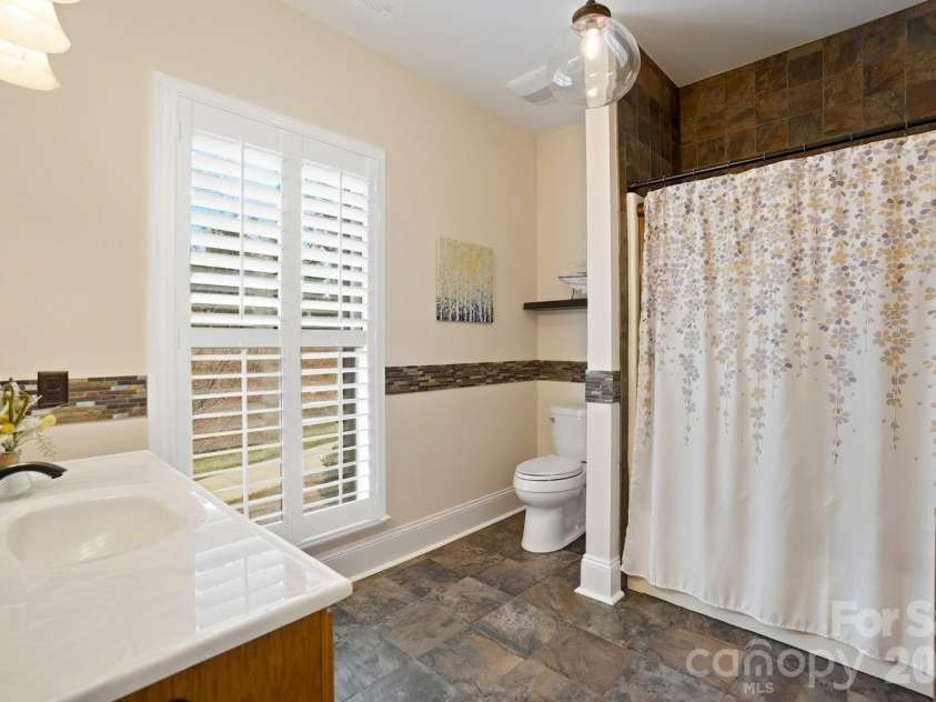 18212 Tayport Drive, Charlotte, NC 28278.  MLS# CAR4346978, YatesRealty ID 5586. Full bath