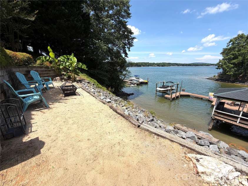 18212 Tayport Drive, Charlotte, NC 28278.  MLS# CAR4346978, YatesRealty ID 5586. Private sandy beach