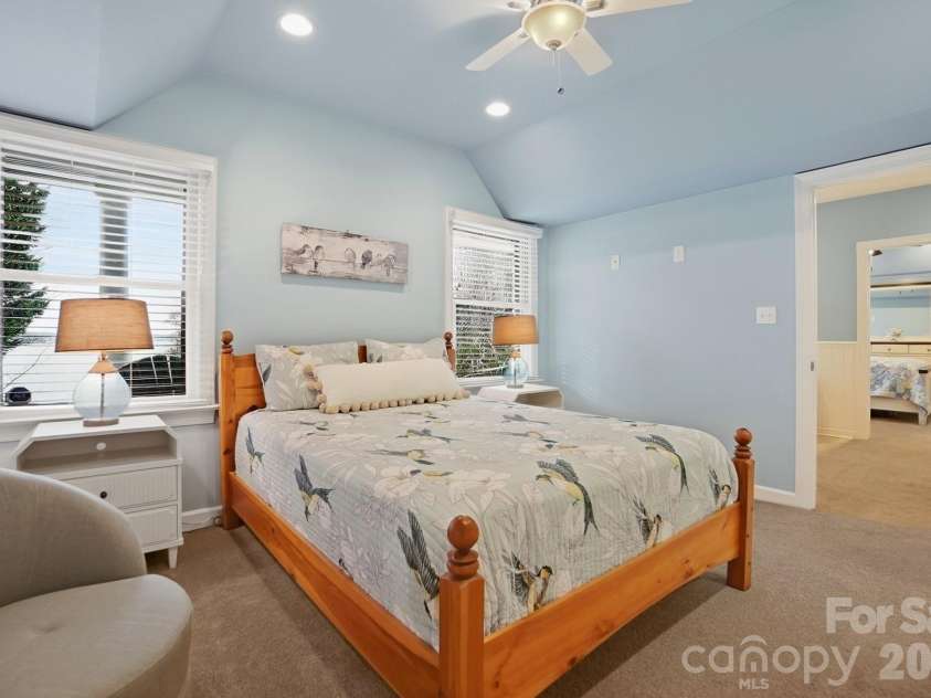 18212 Tayport Drive, Charlotte, NC 28278.  MLS# CAR4346978, YatesRealty ID 5586. Secondary bedroom with full bath