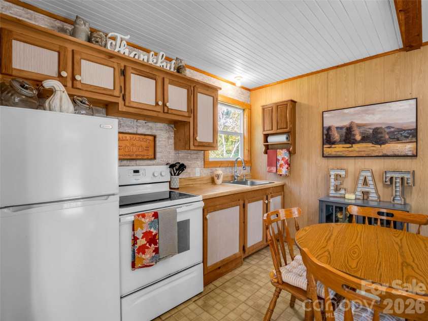 468 Willow Springs Cove, Hendersonville, NC 28739.  MLS# CAR4432983, YatesRealty ID 55860. 