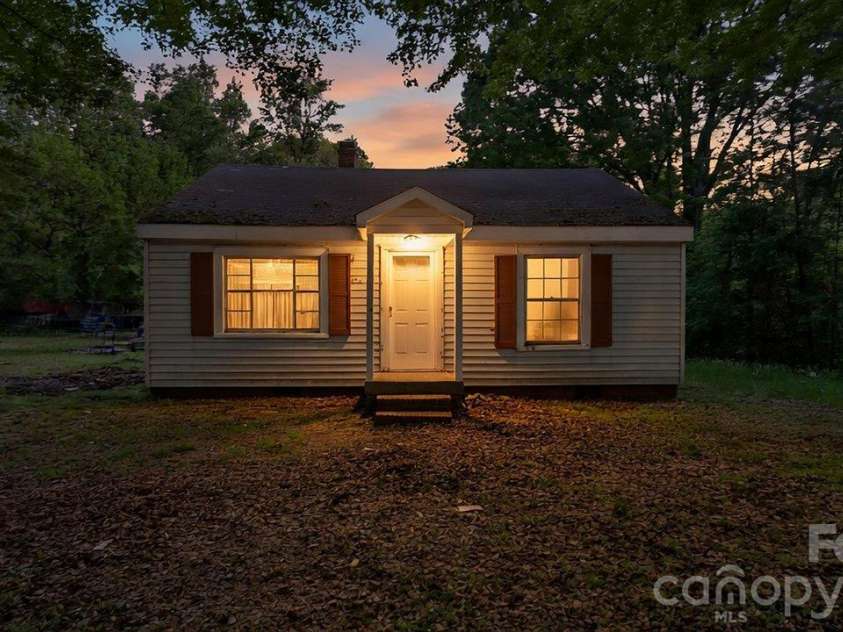 515 Torbush Drive, Salisbury, NC 28144.  MLS# CAR4432542, YatesRealty ID 55864. 