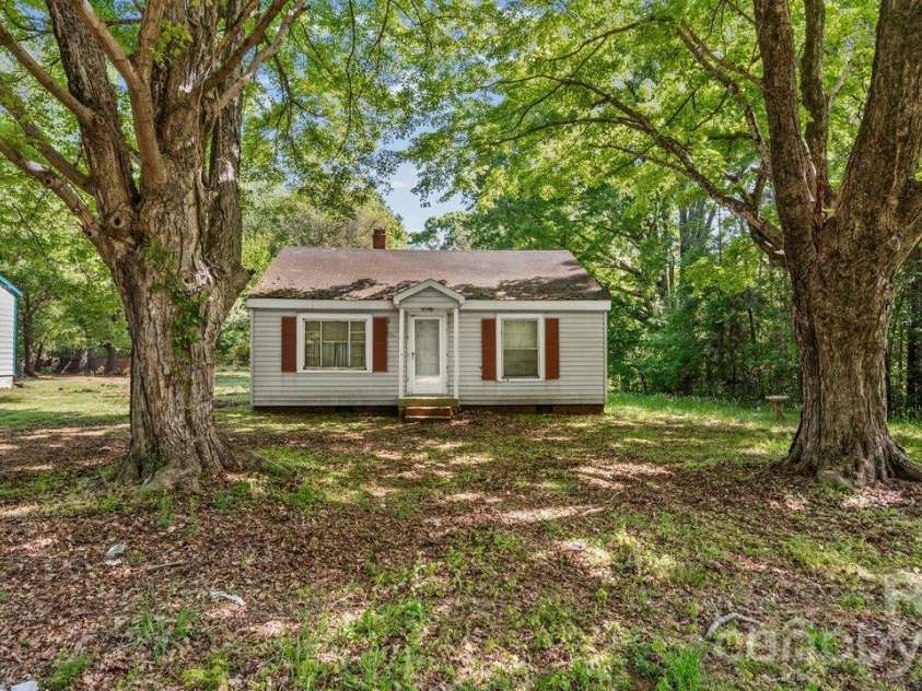 515 Torbush Drive, Salisbury, NC 28144.  MLS# CAR4432542, YatesRealty ID 55864. 