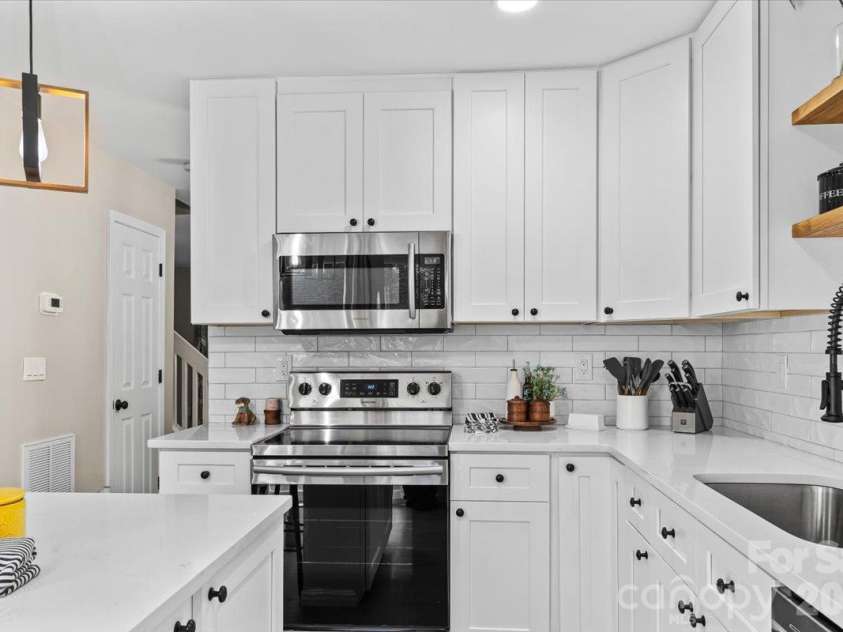 6073 Cougar Lane, Charlotte, NC 28269.  MLS# CAR4432079, YatesRealty ID 55865. 