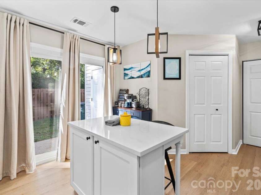 6073 Cougar Lane, Charlotte, NC 28269.  MLS# CAR4432079, YatesRealty ID 55865. 