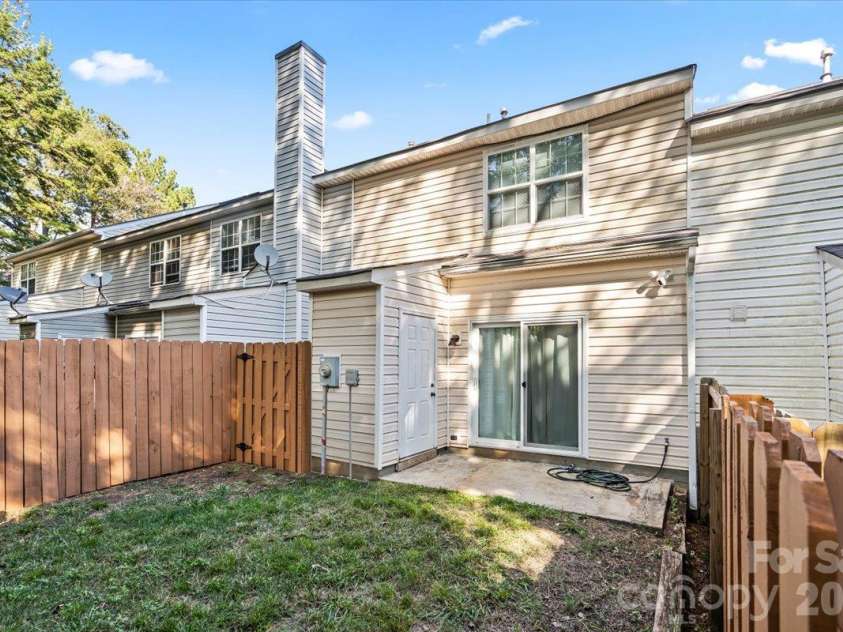 6073 Cougar Lane, Charlotte, NC 28269.  MLS# CAR4432079, YatesRealty ID 55865. 