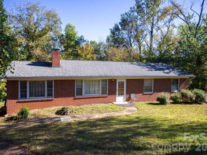 8 Governors Court, Asheville, NC 28805.  MLS# CAR4432179, YatesRealty ID 55874. 