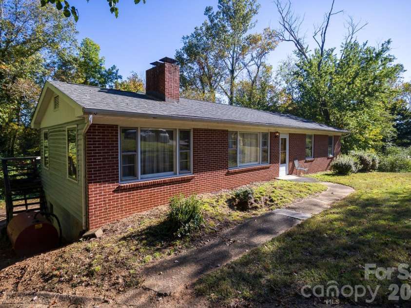 8 Governors Court, Asheville, NC 28805.  MLS# CAR4432179, YatesRealty ID 55874. 