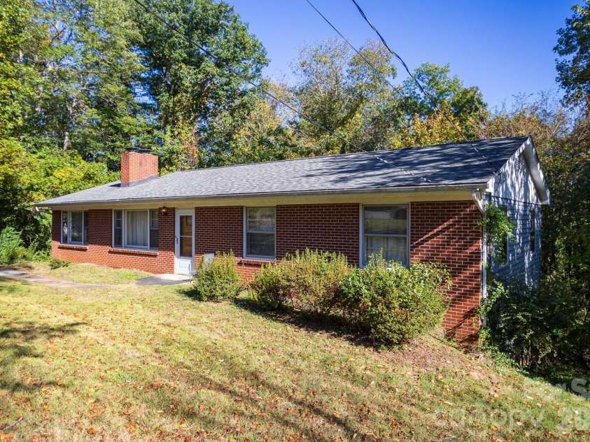 8 Governors Court, Asheville, NC 28805.  MLS# CAR4432179, YatesRealty ID 55874. 