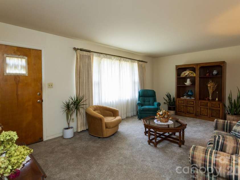 8 Governors Court, Asheville, NC 28805.  MLS# CAR4432179, YatesRealty ID 55874. 