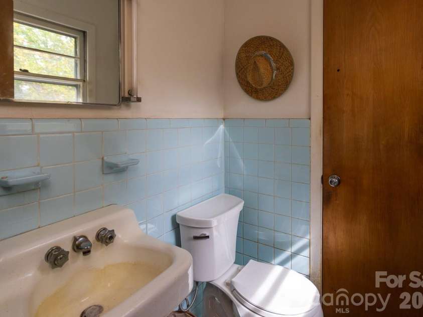 8 Governors Court, Asheville, NC 28805.  MLS# CAR4432179, YatesRealty ID 55874. 