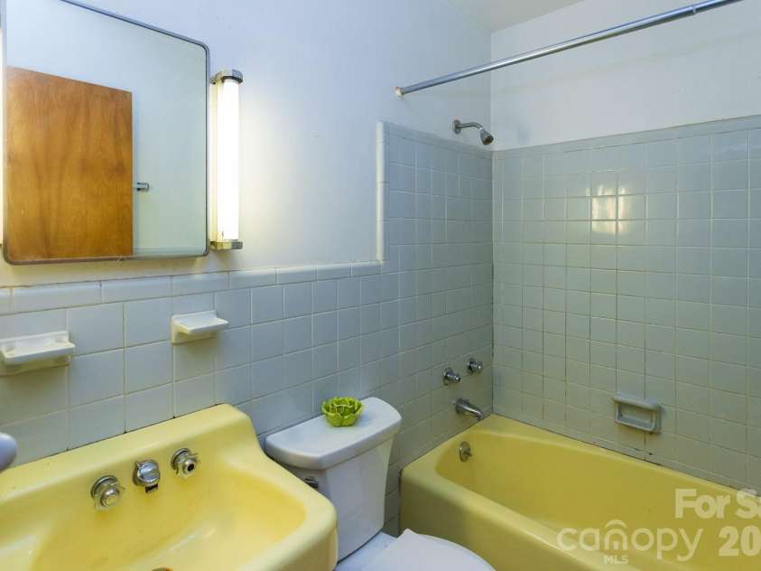 8 Governors Court, Asheville, NC 28805.  MLS# CAR4432179, YatesRealty ID 55874. 