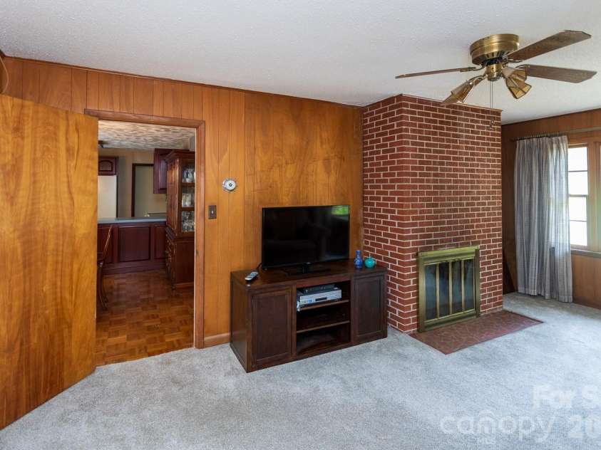 8 Governors Court, Asheville, NC 28805.  MLS# CAR4432179, YatesRealty ID 55874. 