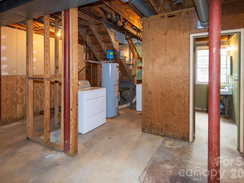 8 Governors Court, Asheville, NC 28805.  MLS# CAR4432179, YatesRealty ID 55874. 