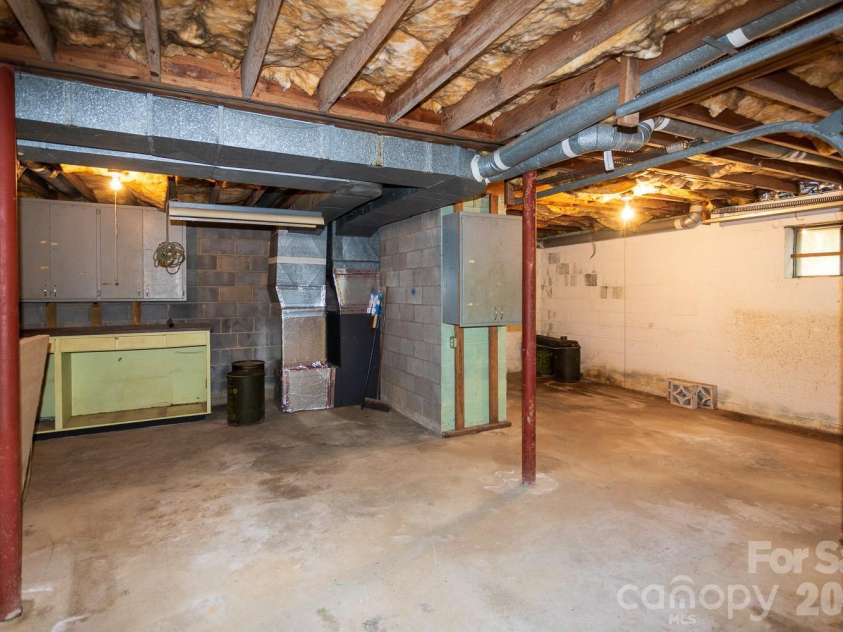 8 Governors Court, Asheville, NC 28805.  MLS# CAR4432179, YatesRealty ID 55874. 