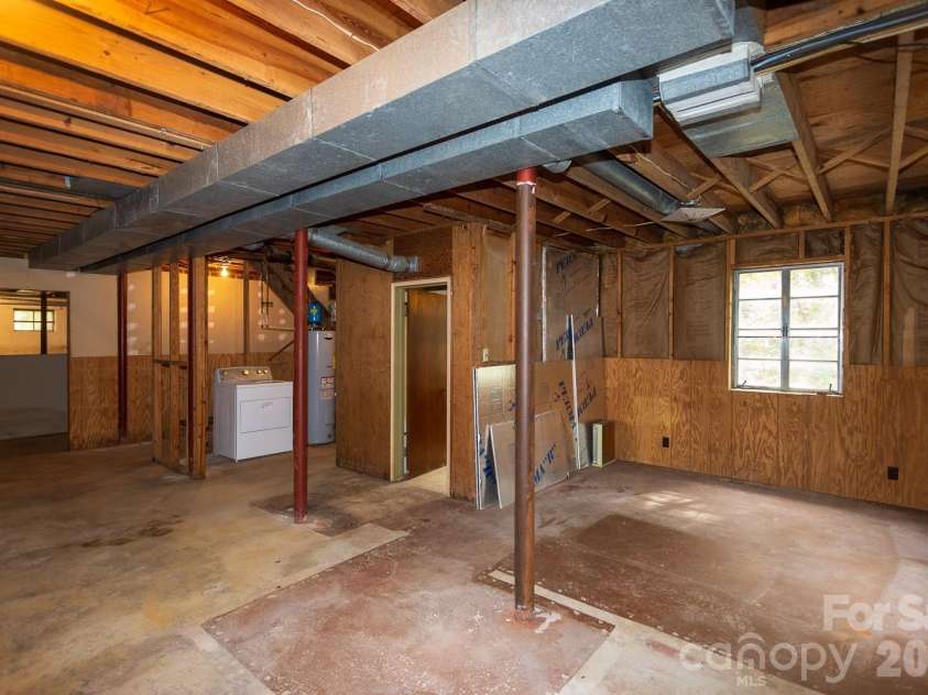 8 Governors Court, Asheville, NC 28805.  MLS# CAR4432179, YatesRealty ID 55874. 