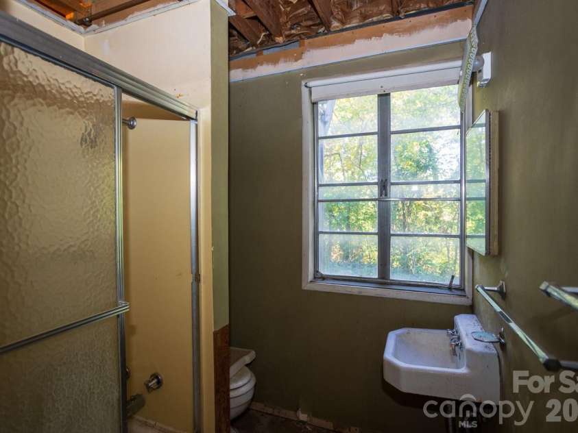 8 Governors Court, Asheville, NC 28805.  MLS# CAR4432179, YatesRealty ID 55874. 