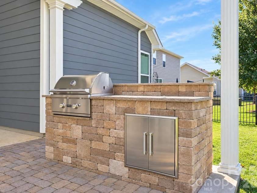 9106 Longvale Lane, Charlotte, NC 28214.  MLS# CAR4432949, YatesRealty ID 55876. Built-in grill