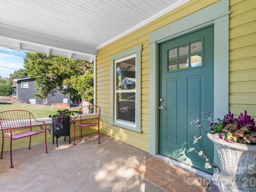 411 4th Street, Hickory, NC 28602.  MLS# CAR4432588, YatesRealty ID 55886. 