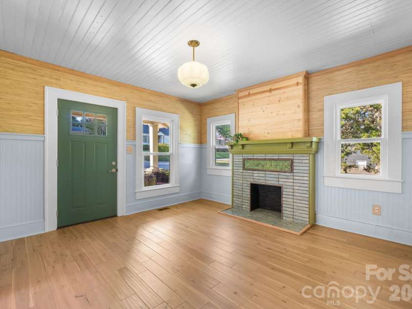 411 4th Street, Hickory, NC 28602.  MLS# CAR4432588, YatesRealty ID 55886. 