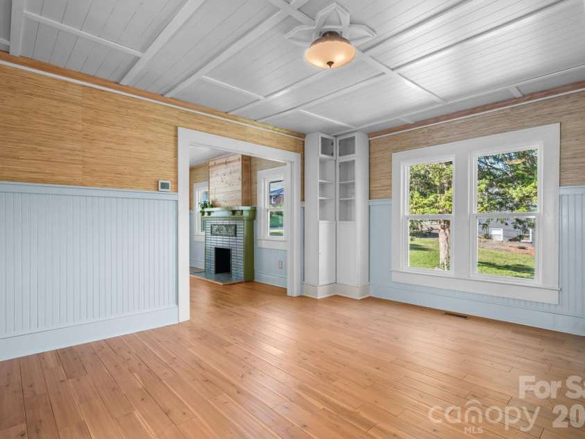 411 4th Street, Hickory, NC 28602.  MLS# CAR4432588, YatesRealty ID 55886. 
