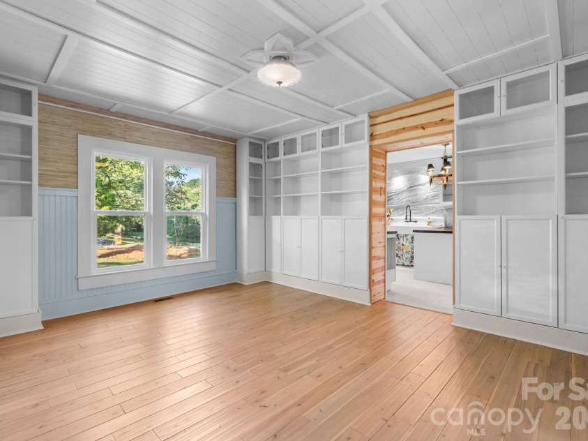 411 4th Street, Hickory, NC 28602.  MLS# CAR4432588, YatesRealty ID 55886. 