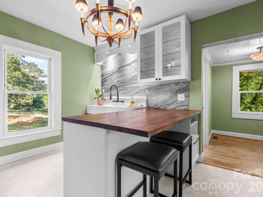 411 4th Street, Hickory, NC 28602.  MLS# CAR4432588, YatesRealty ID 55886. 