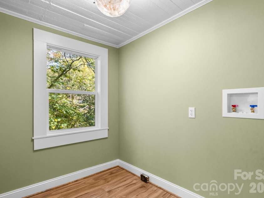 411 4th Street, Hickory, NC 28602.  MLS# CAR4432588, YatesRealty ID 55886. 