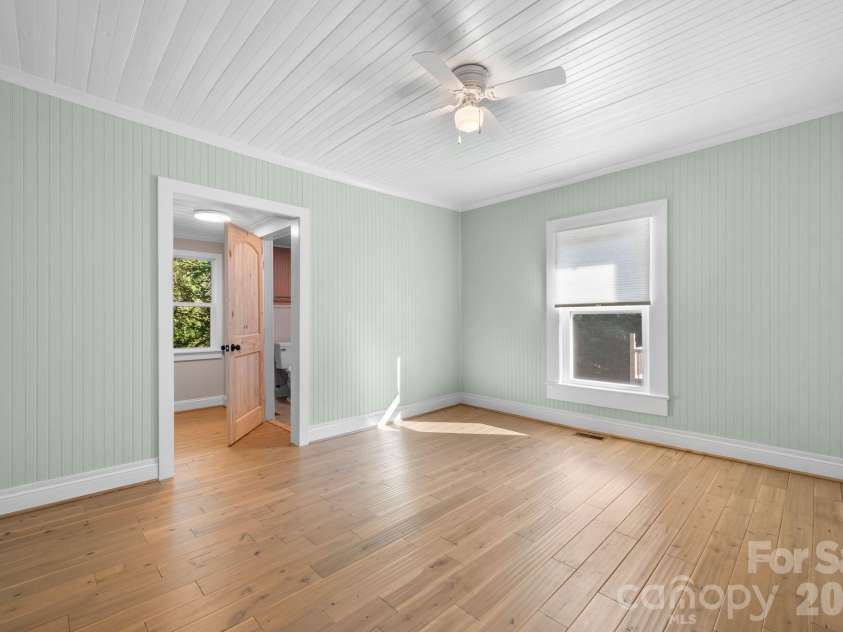411 4th Street, Hickory, NC 28602.  MLS# CAR4432588, YatesRealty ID 55886. 