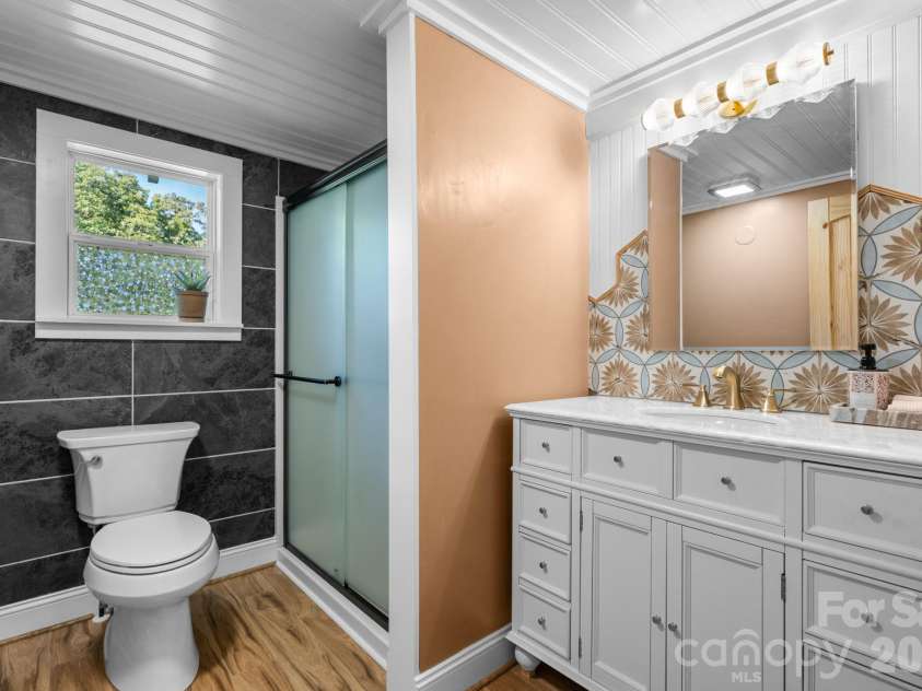 411 4th Street, Hickory, NC 28602.  MLS# CAR4432588, YatesRealty ID 55886. 
