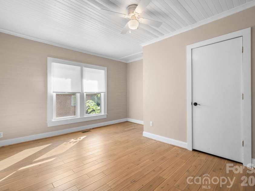 411 4th Street, Hickory, NC 28602.  MLS# CAR4432588, YatesRealty ID 55886. 