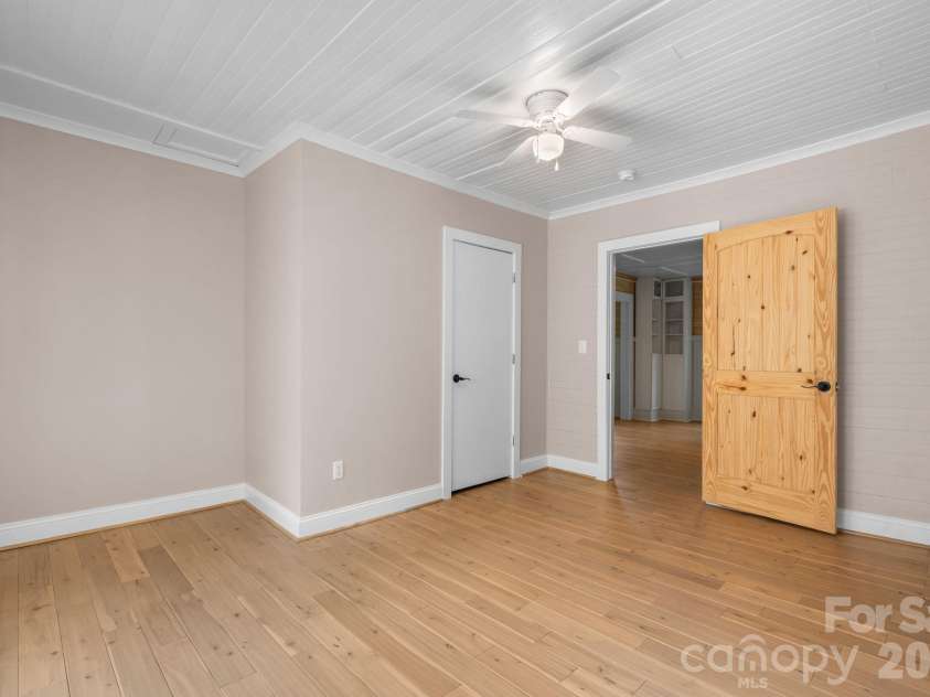 411 4th Street, Hickory, NC 28602.  MLS# CAR4432588, YatesRealty ID 55886. 