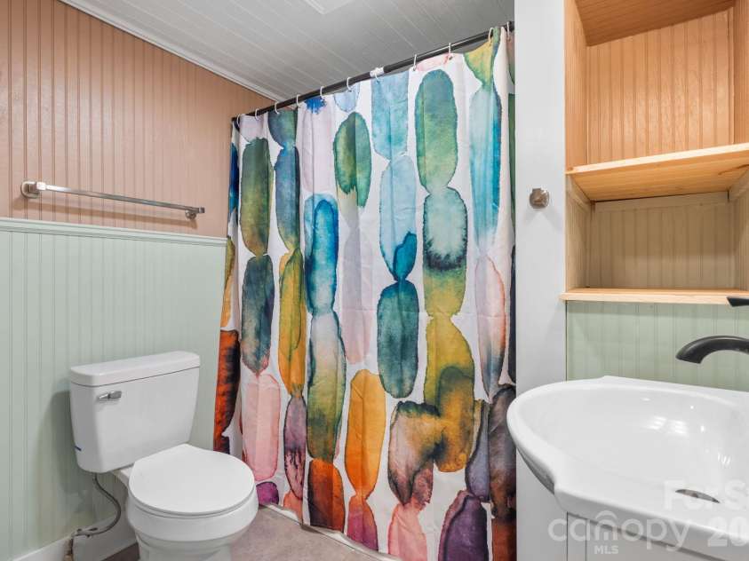 411 4th Street, Hickory, NC 28602.  MLS# CAR4432588, YatesRealty ID 55886. 