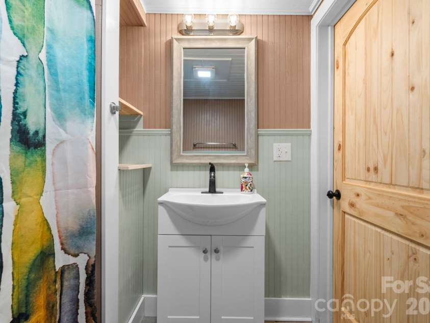 411 4th Street, Hickory, NC 28602.  MLS# CAR4432588, YatesRealty ID 55886. 
