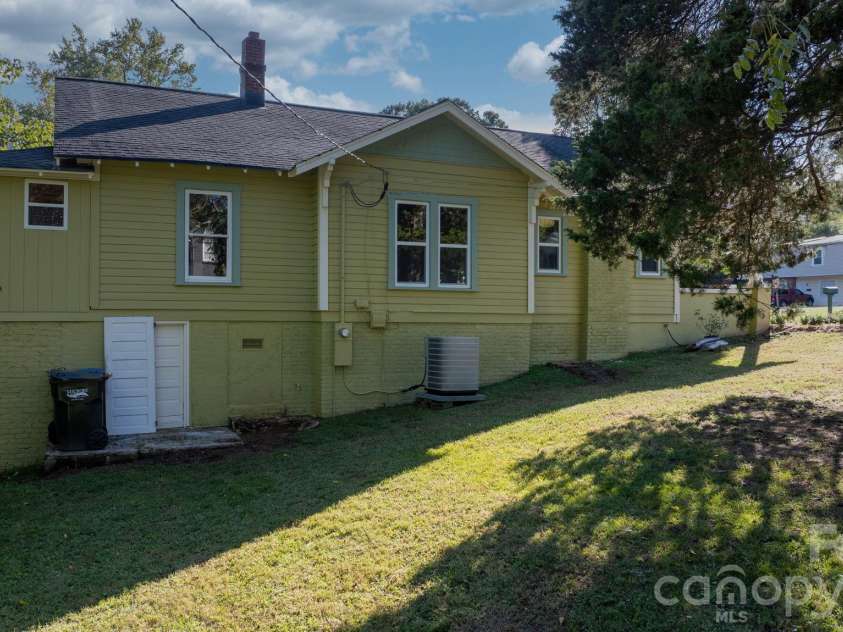 411 4th Street, Hickory, NC 28602.  MLS# CAR4432588, YatesRealty ID 55886. 