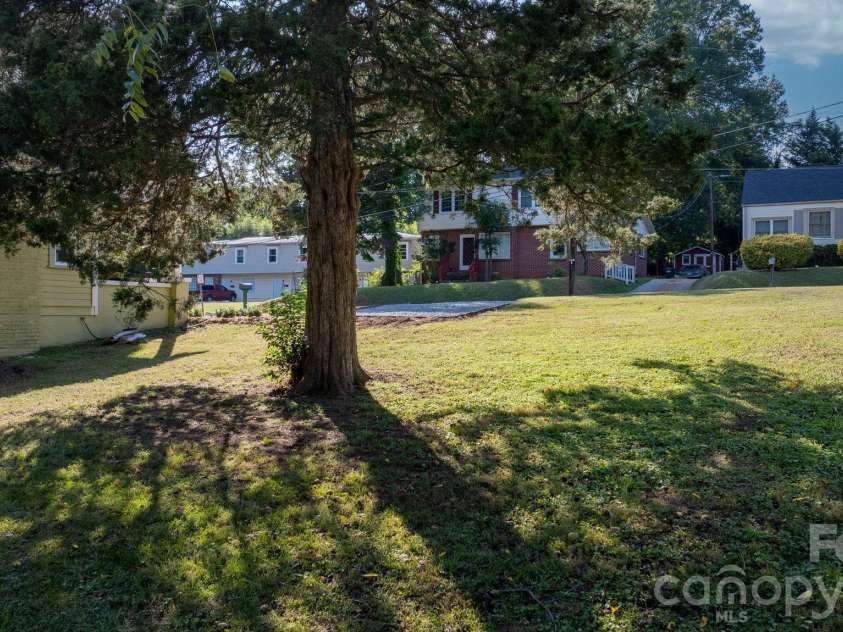411 4th Street, Hickory, NC 28602.  MLS# CAR4432588, YatesRealty ID 55886. 