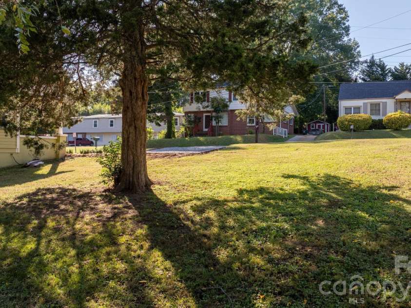 411 4th Street, Hickory, NC 28602.  MLS# CAR4432588, YatesRealty ID 55886. 