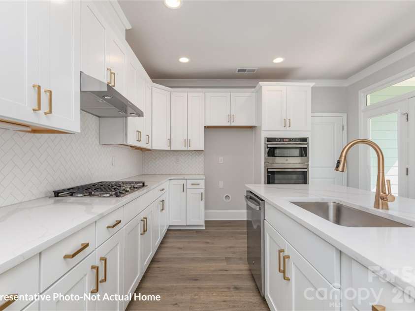 10233 Rainier Trail Drive, Huntersville, NC 28078.  MLS# CAR4399099, YatesRealty ID 55887. Kitchen-Merlot