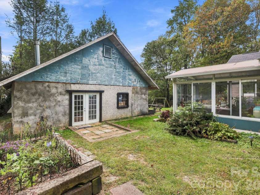 2004 Old South Carolina Avenue, Hendersonville, NC 28739.  MLS# CAR4431873, YatesRealty ID 55888. 