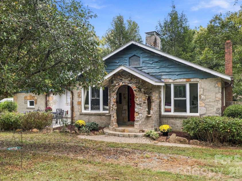 2004 Old South Carolina Avenue, Hendersonville, NC 28739.  MLS# CAR4431873, YatesRealty ID 55888. 