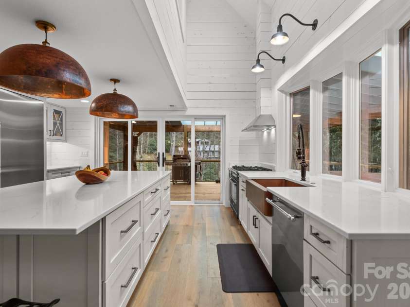 85 Hillcrest Drive, Highlands, NC 28741.  MLS# CAR4430876, YatesRealty ID 55890. 