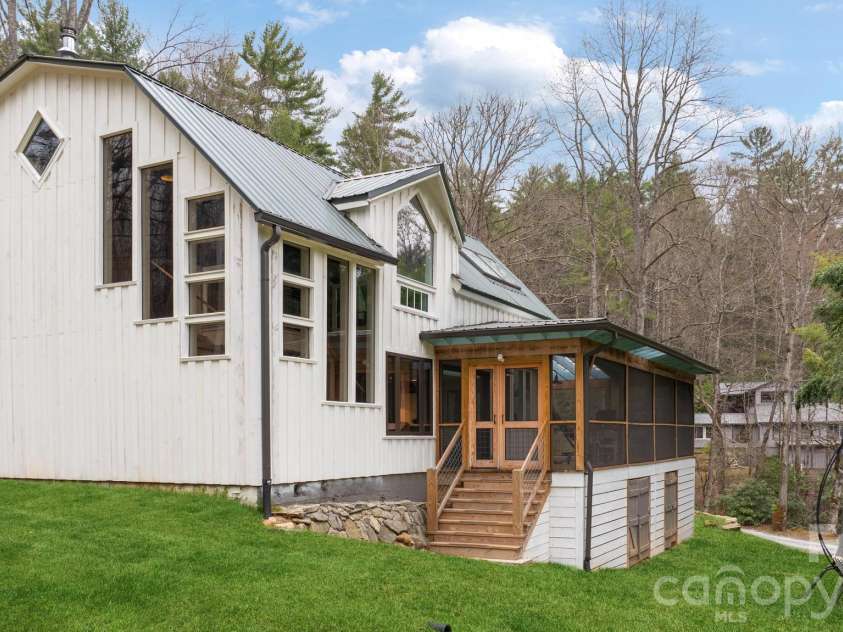 85 Hillcrest Drive, Highlands, NC 28741.  MLS# CAR4430876, YatesRealty ID 55890. 