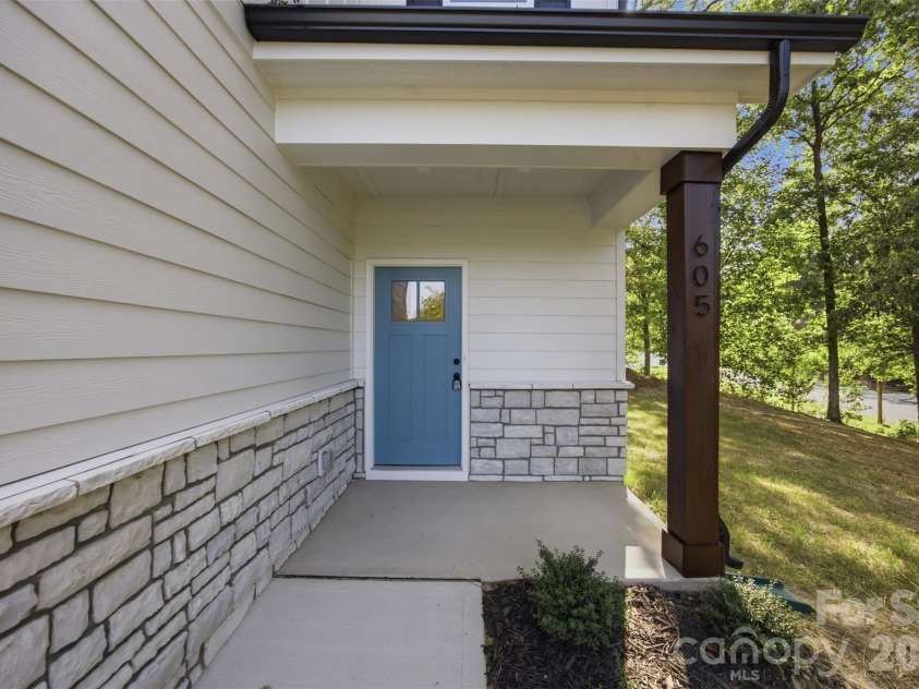 605 Coulwood Drive, Charlotte, NC 28214.  MLS# CAR4433213, YatesRealty ID 55891. 